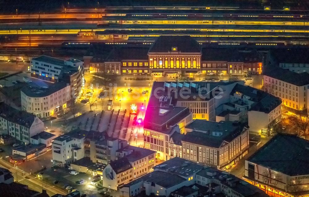 Hamm bei Nacht von oben - Nachtluftbild Hauptbahnhof der Deutschen Bahn in Hamm im Bundesland Nordrhein-Westfalen, Deutschland