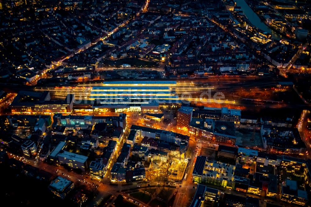 Münster bei Nacht von oben - Nachtluftbild Hauptbahnhof der Deutschen Bahn in Münster im Bundesland Nordrhein-Westfalen, Deutschland