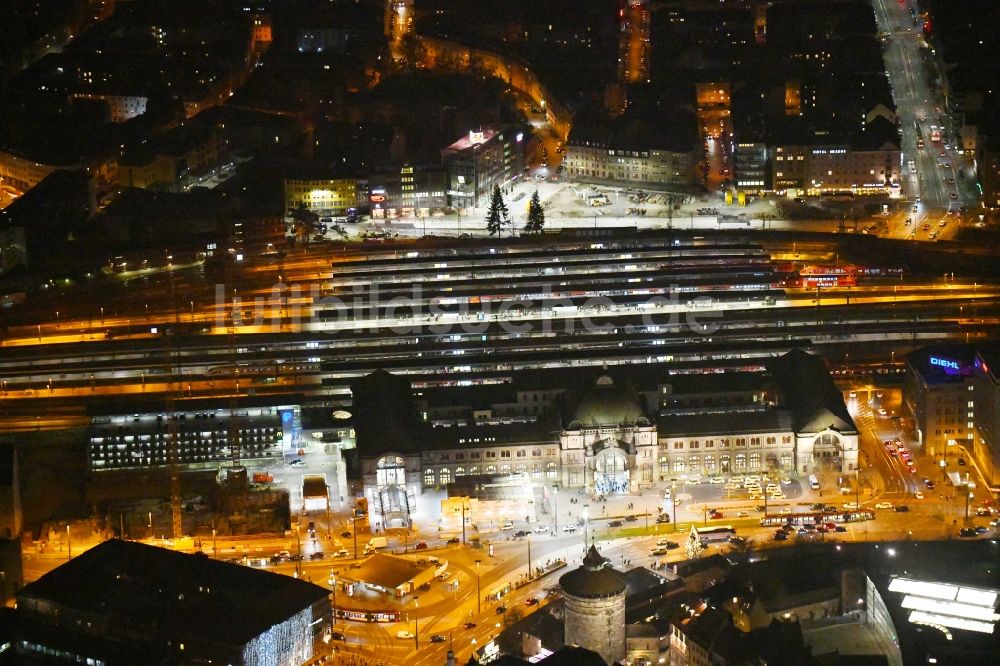 Nürnberg bei Nacht aus der Vogelperspektive: Nachtluftbild Hauptbahnhof der Deutschen Bahn in Nürnberg im Bundesland Bayern, Deutschland