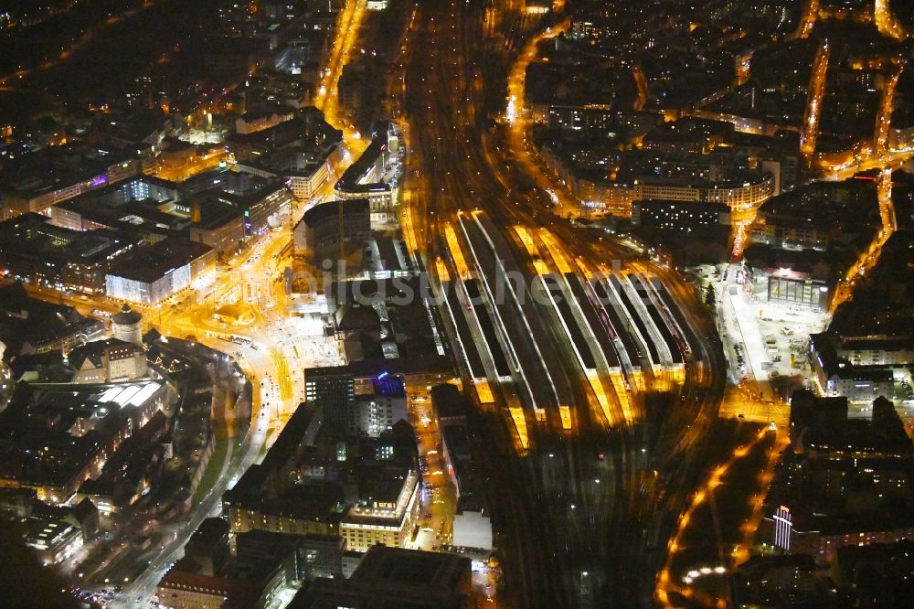 Nürnberg bei Nacht aus der Vogelperspektive: Nachtluftbild Hauptbahnhof der Deutschen Bahn in Nürnberg im Bundesland Bayern, Deutschland