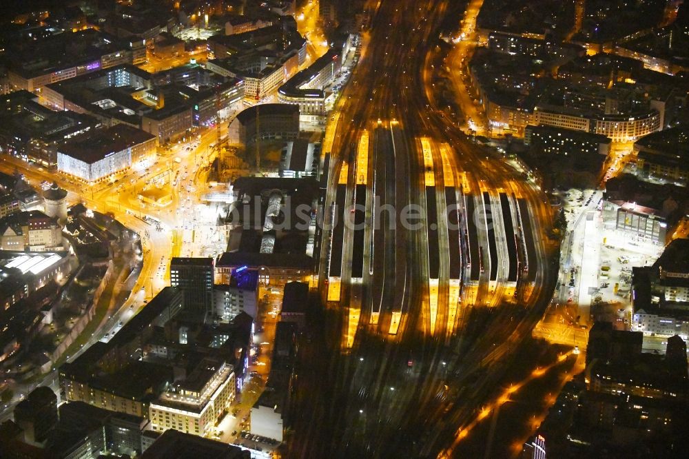 Nacht-Luftaufnahme Nürnberg - Nachtluftbild Hauptbahnhof der Deutschen Bahn in Nürnberg im Bundesland Bayern, Deutschland