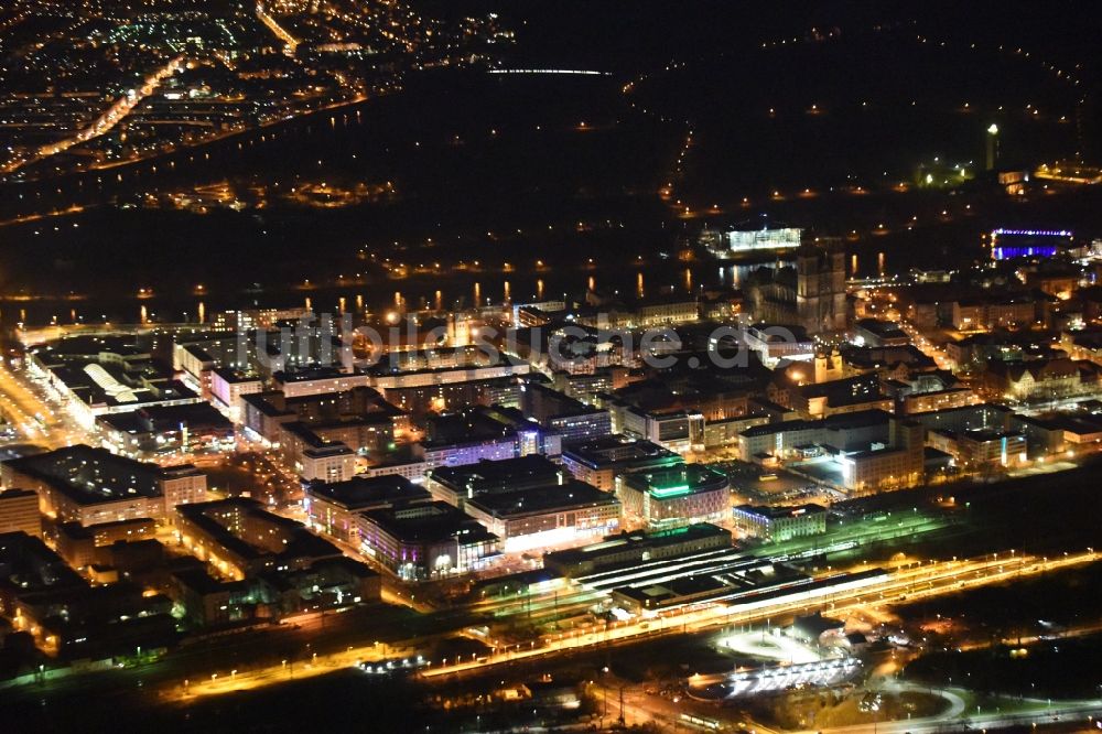 Magdeburg bei Nacht aus der Vogelperspektive: Nachtluftbild Hauptbahnhof der Deutschen Bahn im Ortsteil Altstadt in Magdeburg im Bundesland Sachsen-Anhalt