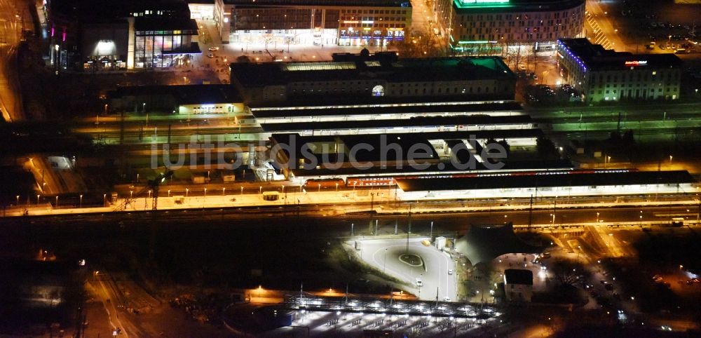 Nachtluftbild Magdeburg - Nachtluftbild Hauptbahnhof der Deutschen Bahn im Ortsteil Altstadt in Magdeburg im Bundesland Sachsen-Anhalt