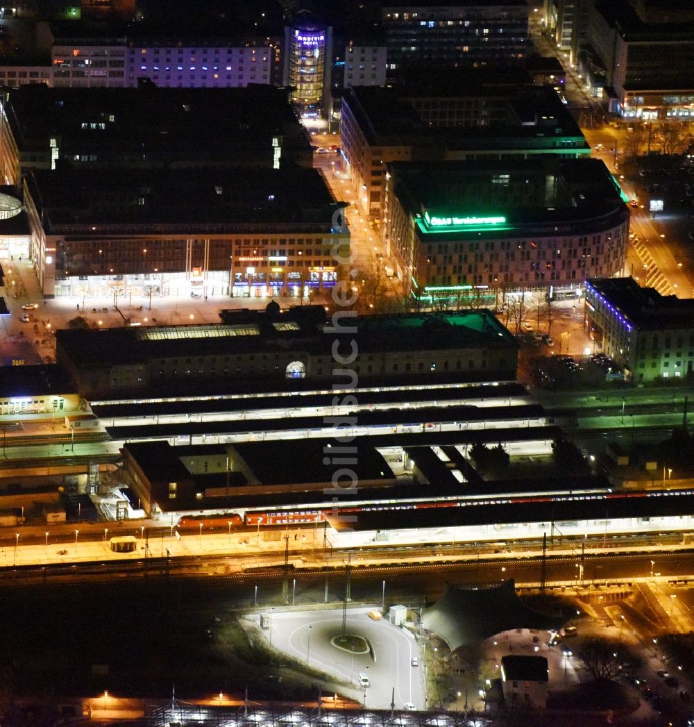 Nacht-Luftaufnahme Magdeburg - Nachtluftbild Hauptbahnhof der Deutschen Bahn im Ortsteil Altstadt in Magdeburg im Bundesland Sachsen-Anhalt