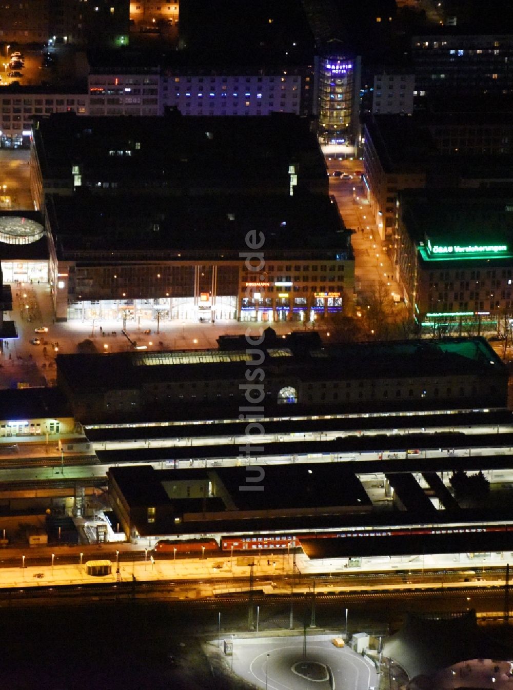 Magdeburg bei Nacht von oben - Nachtluftbild Hauptbahnhof der Deutschen Bahn im Ortsteil Altstadt in Magdeburg im Bundesland Sachsen-Anhalt