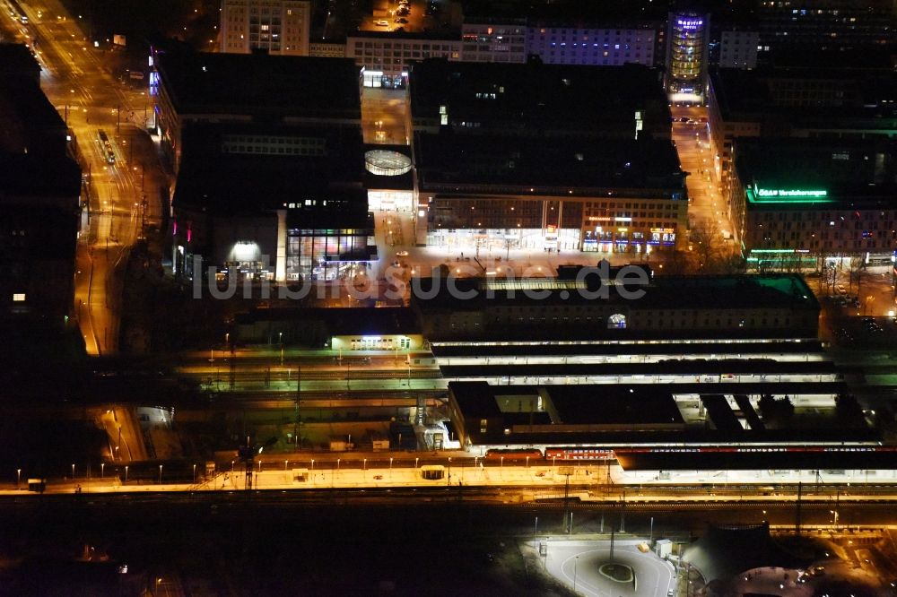 Magdeburg bei Nacht aus der Vogelperspektive: Nachtluftbild Hauptbahnhof der Deutschen Bahn im Ortsteil Altstadt in Magdeburg im Bundesland Sachsen-Anhalt