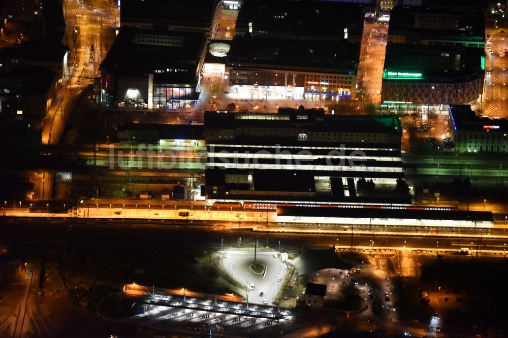 Magdeburg bei Nacht von oben - Nachtluftbild Hauptbahnhof der Deutschen Bahn im Ortsteil Altstadt in Magdeburg im Bundesland Sachsen-Anhalt