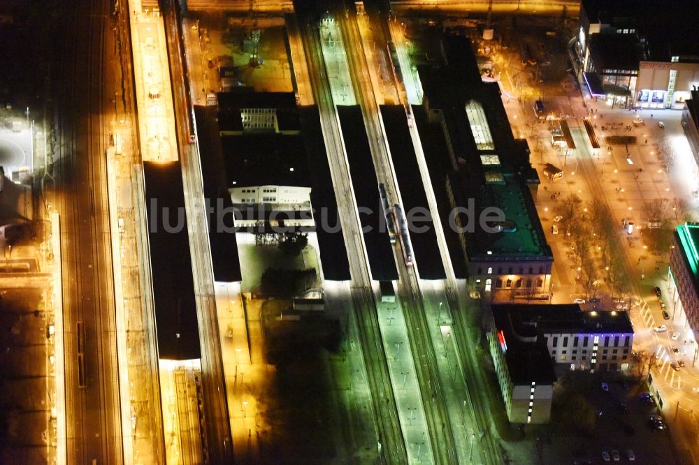 Magdeburg bei Nacht aus der Vogelperspektive: Nachtluftbild Hauptbahnhof der Deutschen Bahn im Ortsteil Altstadt in Magdeburg im Bundesland Sachsen-Anhalt