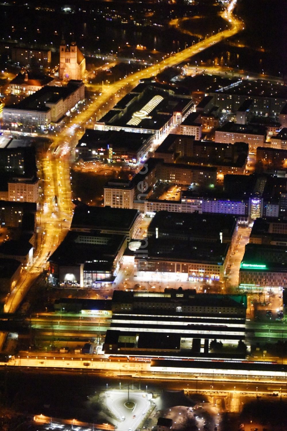 Nacht-Luftaufnahme Magdeburg - Nachtluftbild Hauptbahnhof der Deutschen Bahn im Ortsteil Altstadt in Magdeburg im Bundesland Sachsen-Anhalt