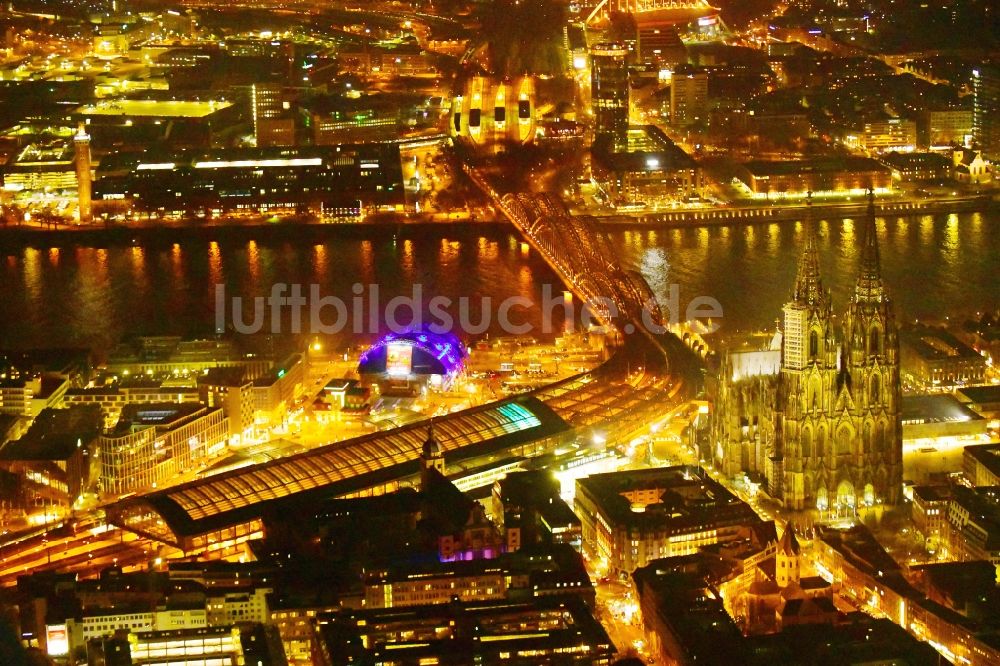 Nacht-Luftaufnahme Köln - Nachtluftbild Hauptbahnhof der Deutschen Bahn im Ortsteil Innenstadt in Köln im Bundesland Nordrhein-Westfalen, Deutschland