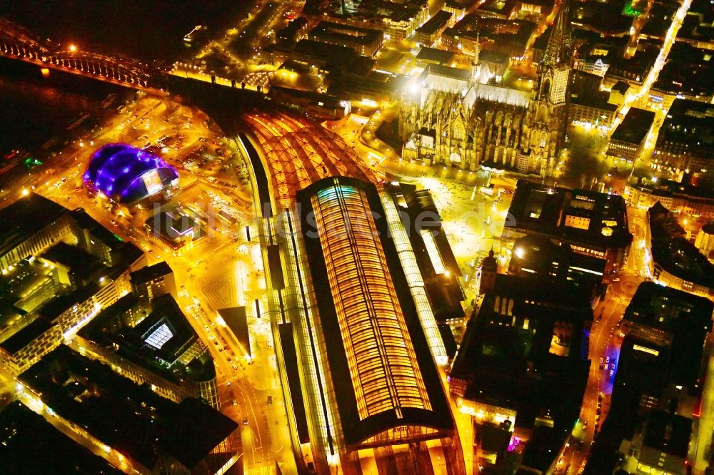 Nachtluftbild Köln - Nachtluftbild Hauptbahnhof der Deutschen Bahn im Ortsteil Innenstadt in Köln im Bundesland Nordrhein-Westfalen, Deutschland