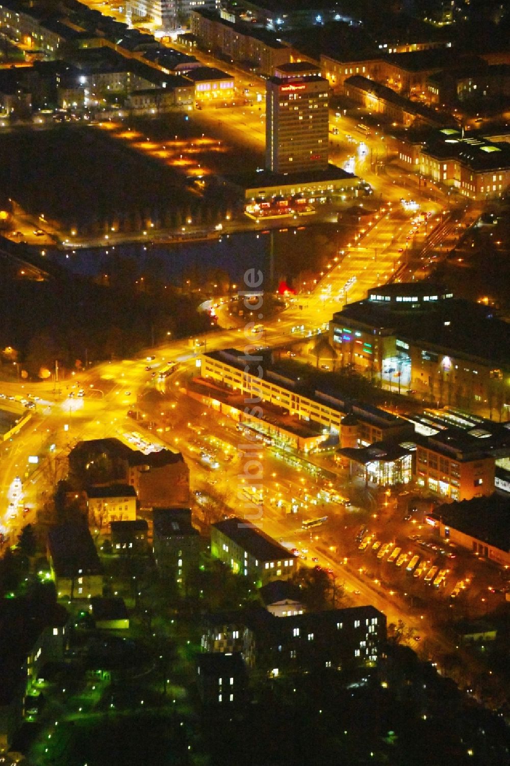 Nacht-Luftaufnahme Potsdam - Nachtluftbild Hauptbahnhof der Deutschen Bahn im Ortsteil Innenstadt in Potsdam im Bundesland Brandenburg, Deutschland