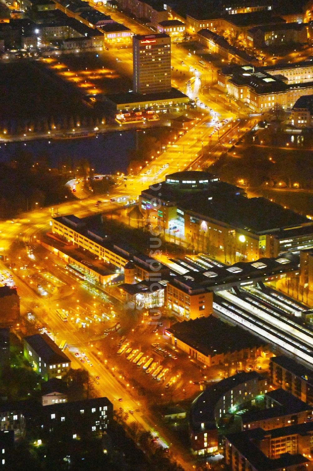 Potsdam bei Nacht von oben - Nachtluftbild Hauptbahnhof der Deutschen Bahn im Ortsteil Innenstadt in Potsdam im Bundesland Brandenburg, Deutschland