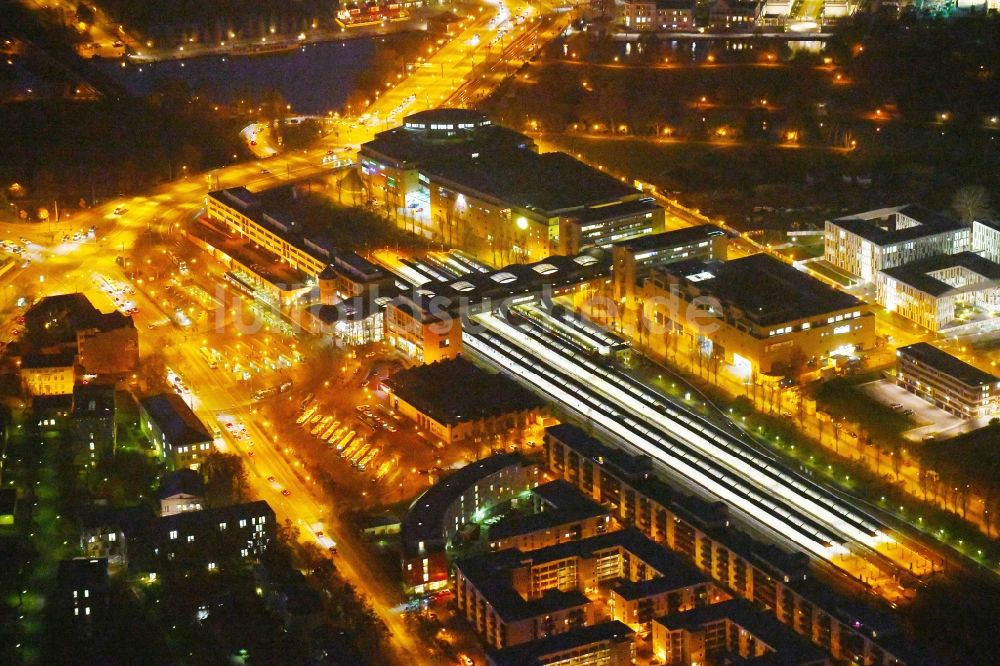 Potsdam bei Nacht aus der Vogelperspektive: Nachtluftbild Hauptbahnhof der Deutschen Bahn im Ortsteil Innenstadt in Potsdam im Bundesland Brandenburg, Deutschland