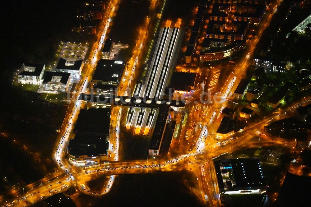 Potsdam bei Nacht aus der Vogelperspektive: Nachtluftbild Hauptbahnhof der Deutschen Bahn im Ortsteil Innenstadt in Potsdam im Bundesland Brandenburg, Deutschland