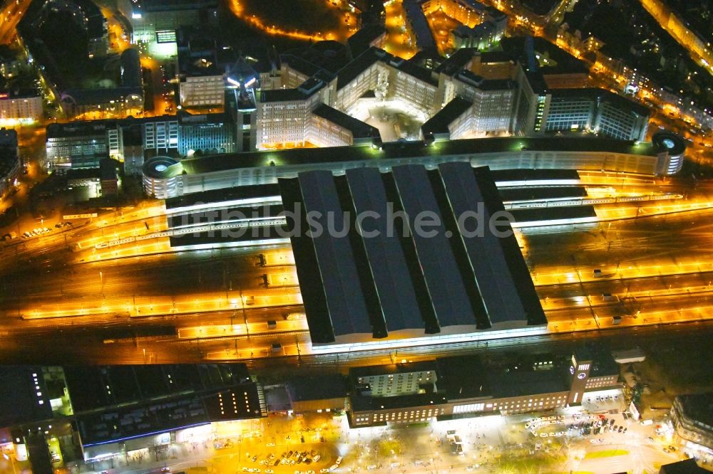 Nacht-Luftaufnahme Düsseldorf - Nachtluftbild Hauptbahnhof der Deutschen Bahn im Ortsteil Oberbilk in Düsseldorf im Bundesland Nordrhein-Westfalen, Deutschland