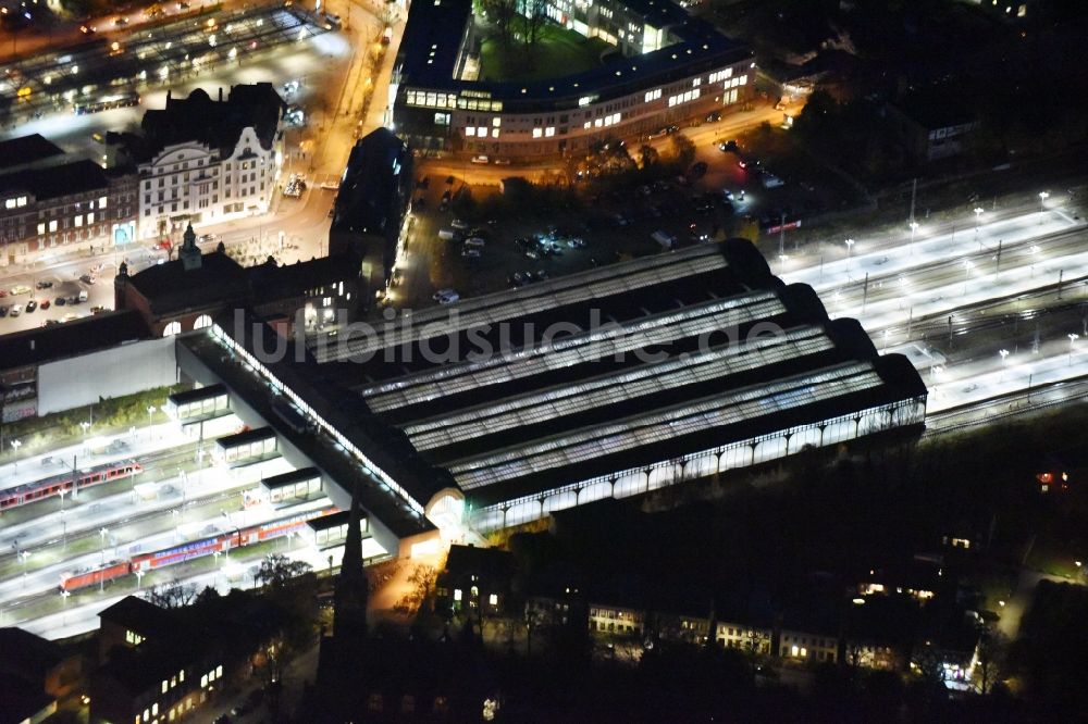 Lübeck bei Nacht von oben - Nachtluftbild Hauptbahnhof der Deutschen Bahn im Ortsteil Sankt Lorenz Süd in Lübeck im Bundesland Schleswig-Holstein