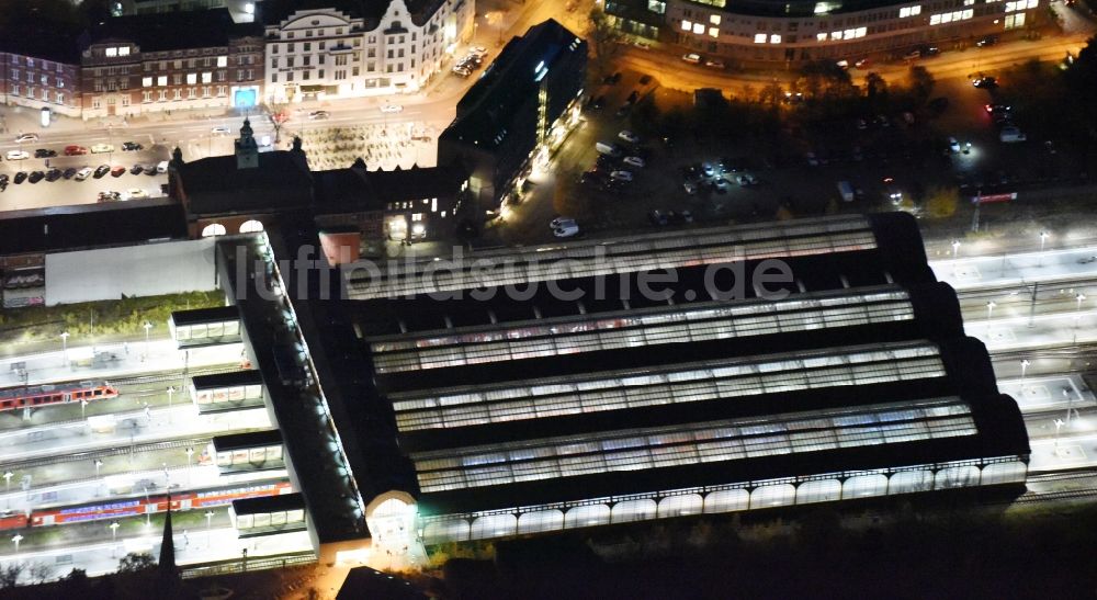 Lübeck bei Nacht aus der Vogelperspektive: Nachtluftbild Hauptbahnhof der Deutschen Bahn im Ortsteil Sankt Lorenz Süd in Lübeck im Bundesland Schleswig-Holstein