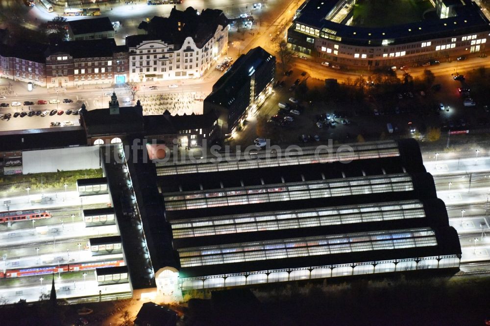 Nachtluftbild Lübeck - Nachtluftbild Hauptbahnhof der Deutschen Bahn im Ortsteil Sankt Lorenz Süd in Lübeck im Bundesland Schleswig-Holstein