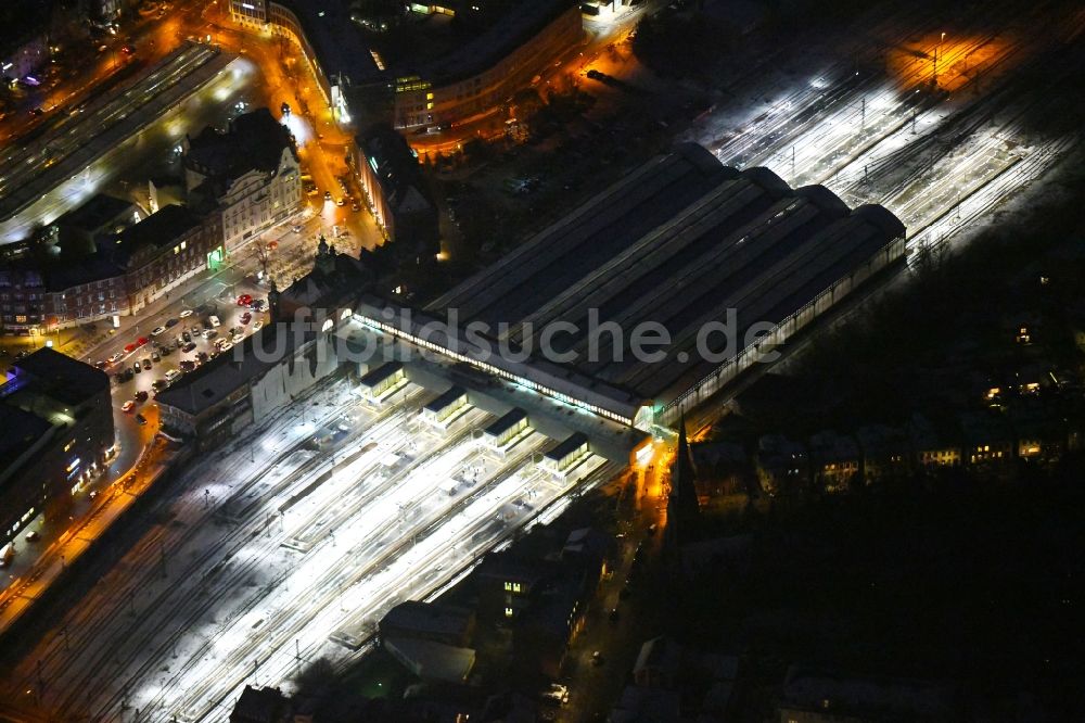 Lübeck bei Nacht von oben - Nachtluftbild Hauptbahnhof der Deutschen Bahn im Ortsteil Sankt Lorenz Süd in Lübeck im Bundesland Schleswig-Holstein