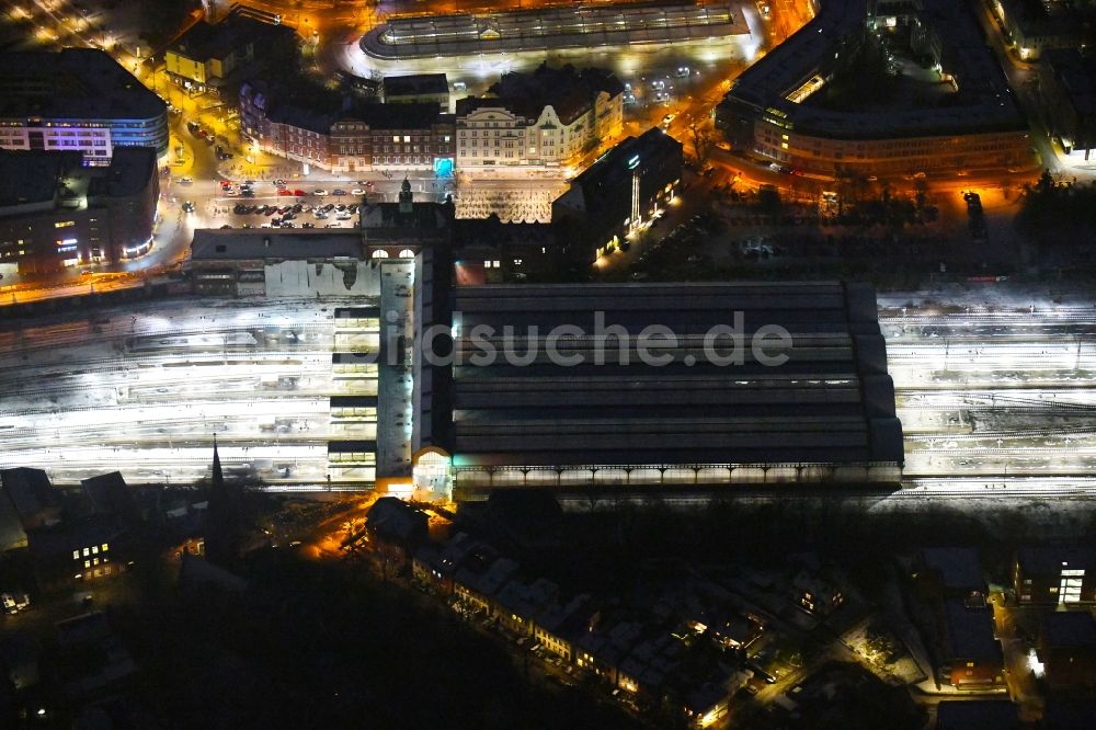 Lübeck bei Nacht aus der Vogelperspektive: Nachtluftbild Hauptbahnhof der Deutschen Bahn im Ortsteil Sankt Lorenz Süd in Lübeck im Bundesland Schleswig-Holstein