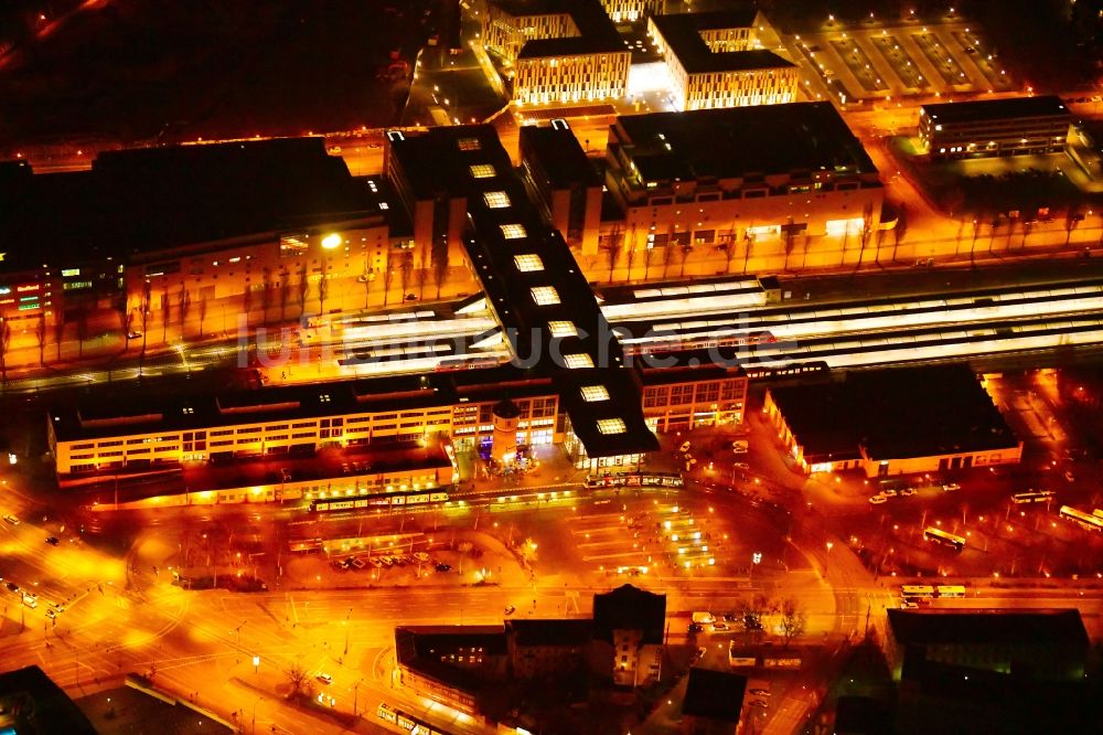 Potsdam bei Nacht aus der Vogelperspektive: Nachtluftbild Hauptbahnhof der Deutschen Bahn im Ortsteil Südliche Innenstadt in Potsdam im Bundesland Brandenburg, Deutschland