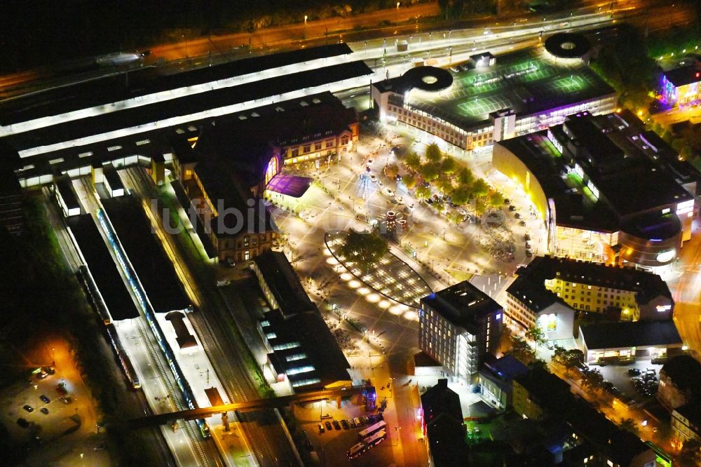 Nacht-Luftaufnahme Osnabrück - Nachtluftbild Hauptbahnhof der Deutschen Bahn in Osnabrück im Bundesland Niedersachsen, Deutschland