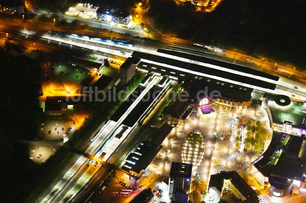 Nacht-Luftaufnahme Osnabrück - Nachtluftbild Hauptbahnhof der Deutschen Bahn in Osnabrück im Bundesland Niedersachsen, Deutschland