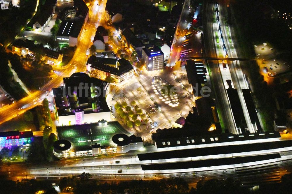 Osnabrück bei Nacht von oben - Nachtluftbild Hauptbahnhof der Deutschen Bahn in Osnabrück im Bundesland Niedersachsen, Deutschland