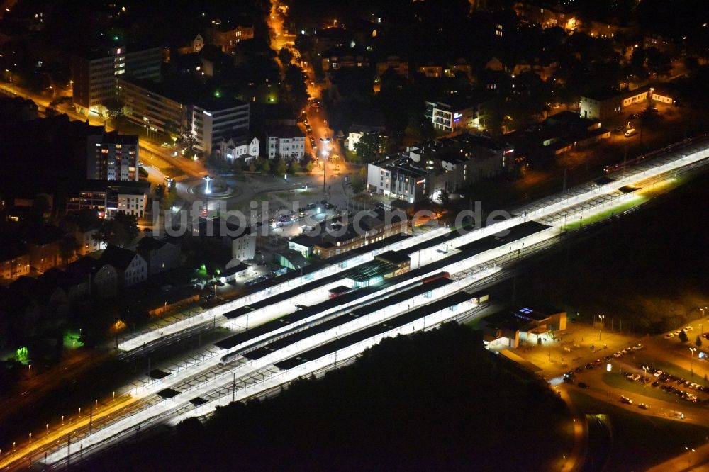 Nachtluftbild Rostock - Nachtluftbild Hauptbahnhof der Deutschen Bahn in Rostock im Bundesland Mecklenburg-Vorpommern, Deutschland