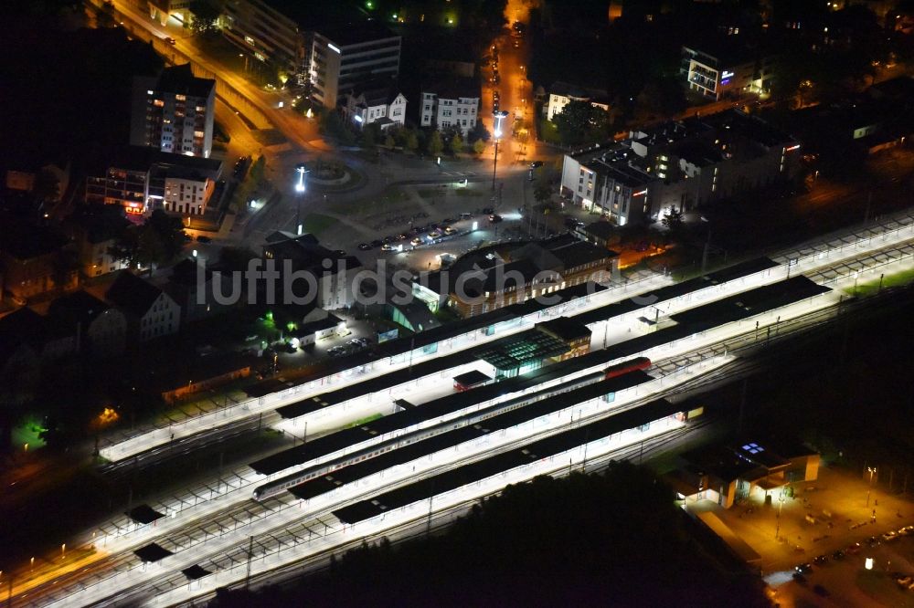 Rostock bei Nacht von oben - Nachtluftbild Hauptbahnhof der Deutschen Bahn in Rostock im Bundesland Mecklenburg-Vorpommern, Deutschland