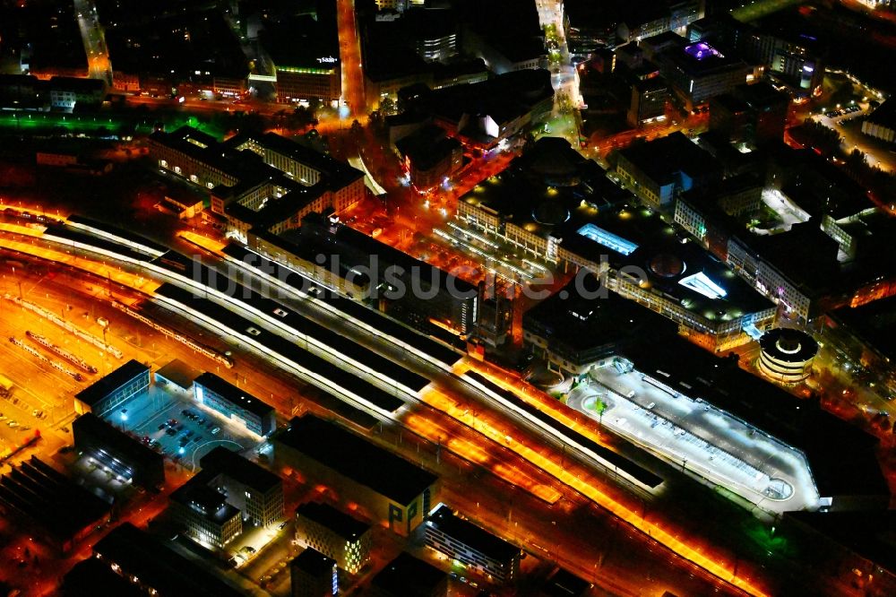 Saarbrücken bei Nacht von oben - Nachtluftbild Hauptbahnhof der Deutschen Bahn in Saarbrücken im Bundesland Saarland, Deutschland