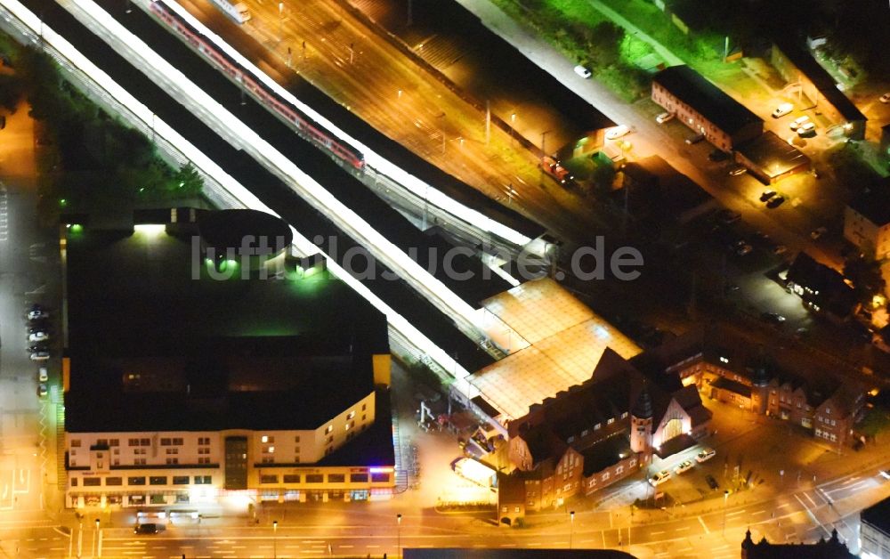 Stralsund bei Nacht aus der Vogelperspektive: Nachtluftbild Hauptbahnhof der Deutschen Bahn in Stralsund im Bundesland Mecklenburg-Vorpommern, Deutschland