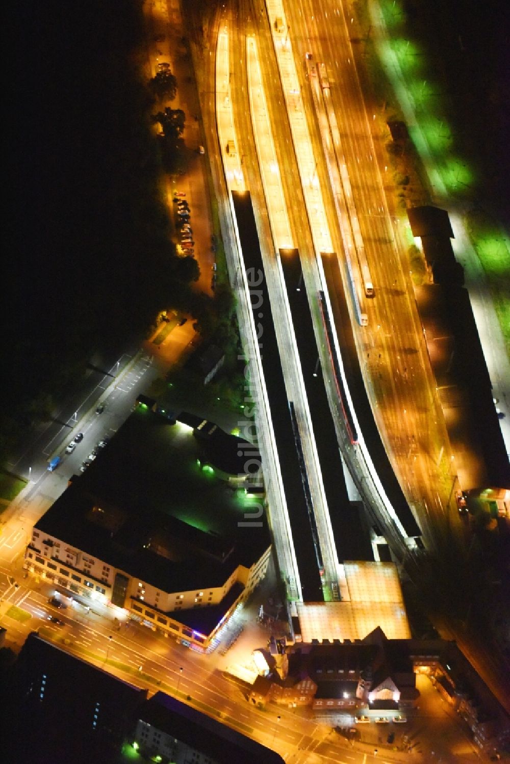 Nacht-Luftaufnahme Stralsund - Nachtluftbild Hauptbahnhof der Deutschen Bahn in Stralsund im Bundesland Mecklenburg-Vorpommern, Deutschland