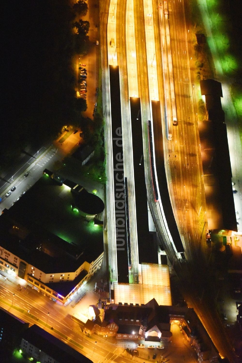 Stralsund bei Nacht von oben - Nachtluftbild Hauptbahnhof der Deutschen Bahn in Stralsund im Bundesland Mecklenburg-Vorpommern, Deutschland