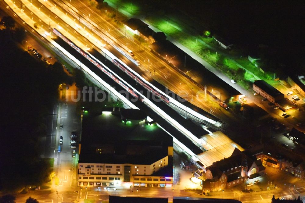 Stralsund bei Nacht aus der Vogelperspektive: Nachtluftbild Hauptbahnhof der Deutschen Bahn in Stralsund im Bundesland Mecklenburg-Vorpommern, Deutschland