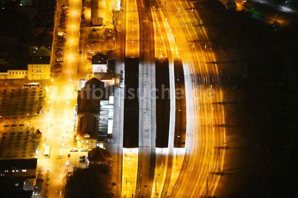 Weimar bei Nacht von oben - Nachtluftbild Hauptbahnhof der Deutschen Bahn in Weimar im Bundesland Thüringen, Deutschland