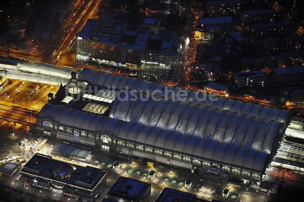 Nacht-Luftaufnahme Dresden - Nachtluftbild Hauptbahnhof Dresden der Deutschen Bahn in Dresden im Bundesland Sachsen, Deutschland