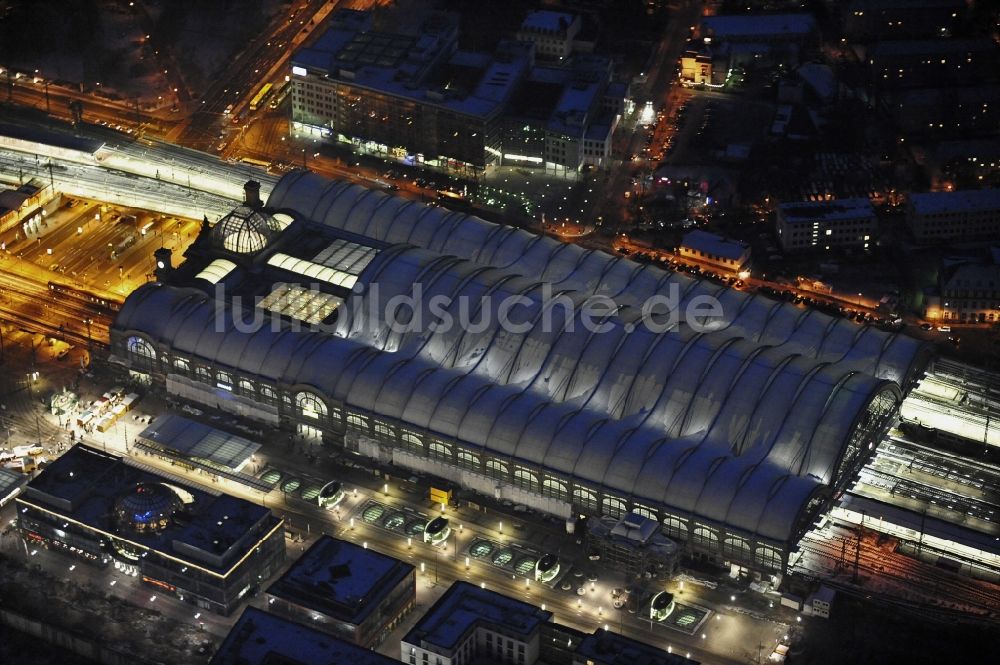 Dresden bei Nacht von oben - Nachtluftbild Hauptbahnhof Dresden der Deutschen Bahn in Dresden im Bundesland Sachsen, Deutschland