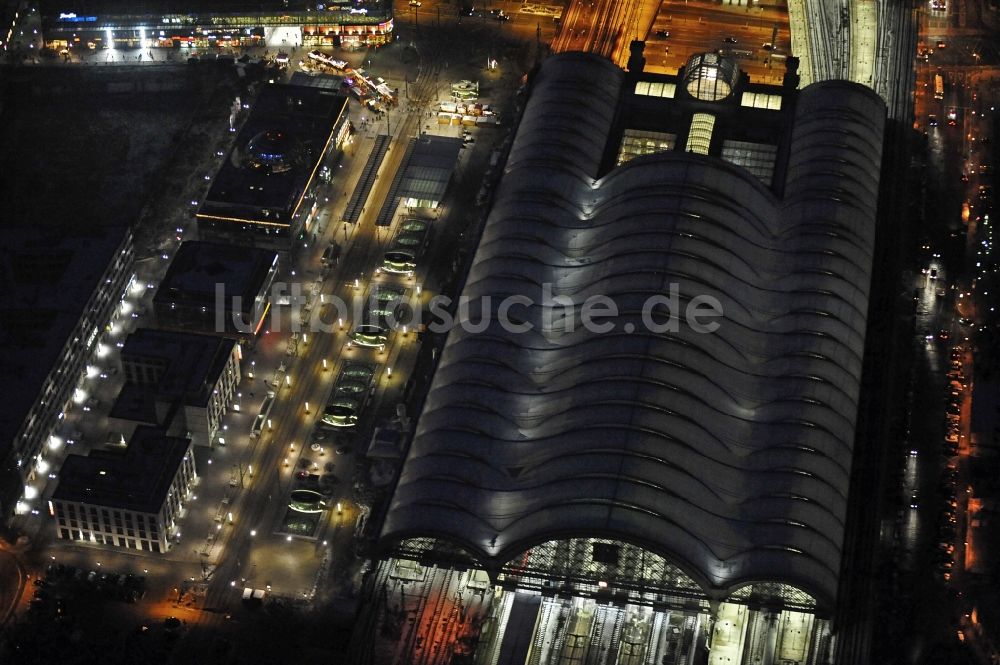 Dresden bei Nacht aus der Vogelperspektive: Nachtluftbild Hauptbahnhof Dresden der Deutschen Bahn in Dresden im Bundesland Sachsen, Deutschland