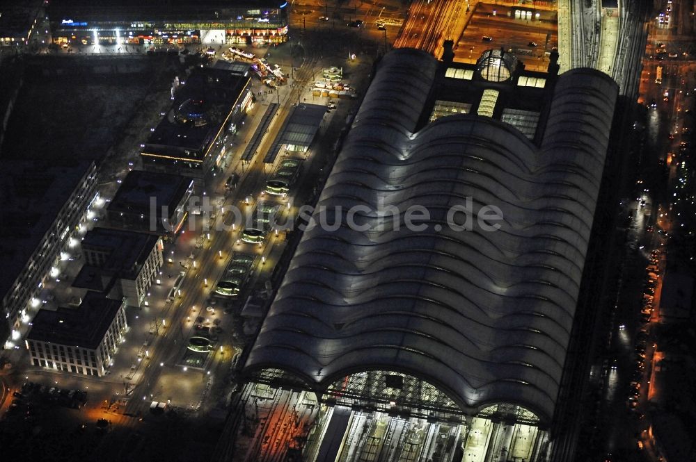 Nachtluftbild Dresden - Nachtluftbild Hauptbahnhof Dresden der Deutschen Bahn in Dresden im Bundesland Sachsen, Deutschland