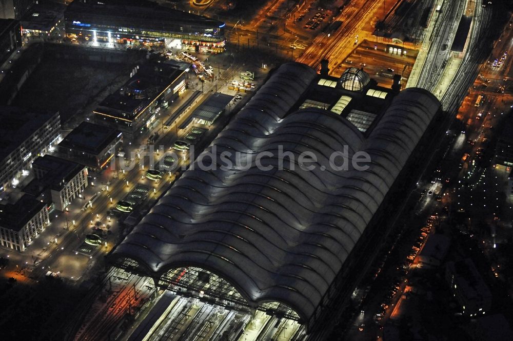 Nacht-Luftaufnahme Dresden - Nachtluftbild Hauptbahnhof Dresden der Deutschen Bahn in Dresden im Bundesland Sachsen, Deutschland