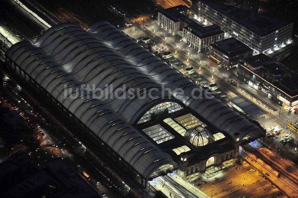 Nachtluftbild Dresden - Nachtluftbild Hauptbahnhof Dresden der Deutschen Bahn in Dresden im Bundesland Sachsen, Deutschland