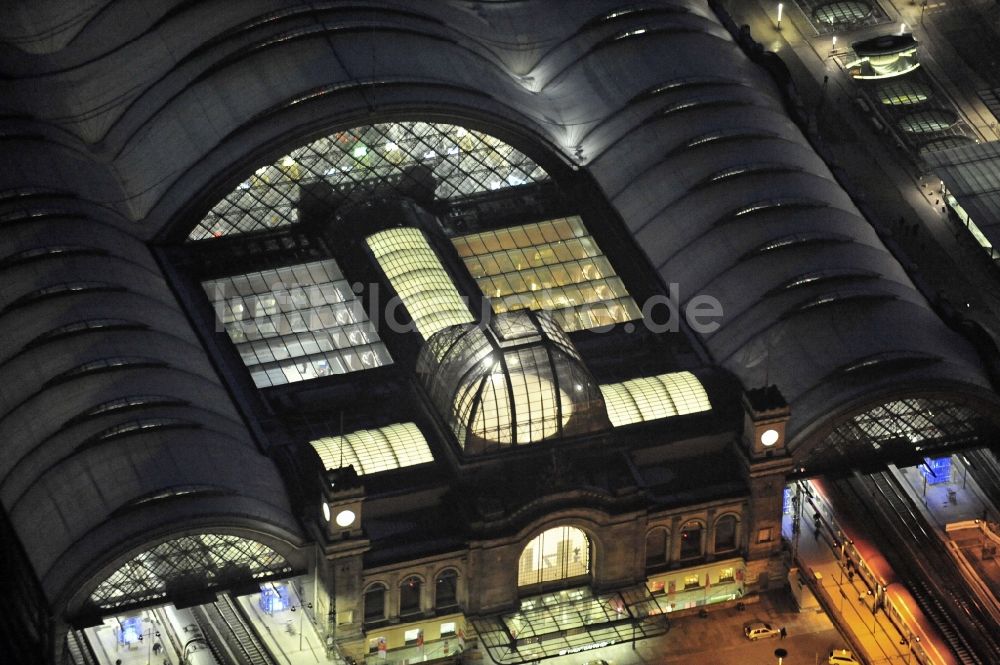 Nacht-Luftaufnahme Dresden - Nachtluftbild Hauptbahnhof Dresden der Deutschen Bahn in Dresden im Bundesland Sachsen, Deutschland