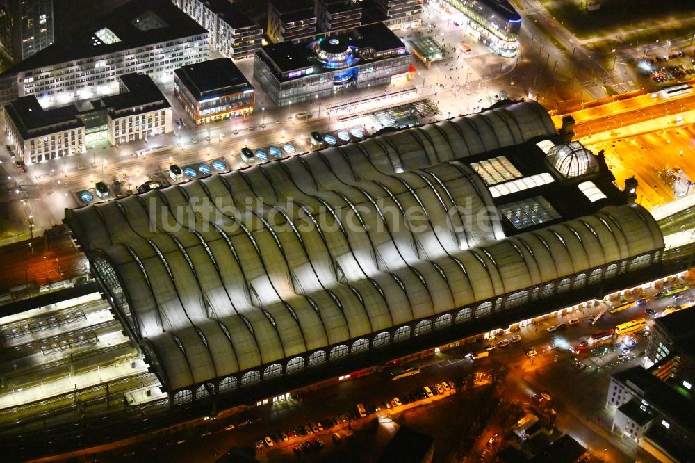 Dresden bei Nacht von oben - Nachtluftbild Hauptbahnhof Dresden der Deutschen Bahn in Dresden im Bundesland Sachsen, Deutschland