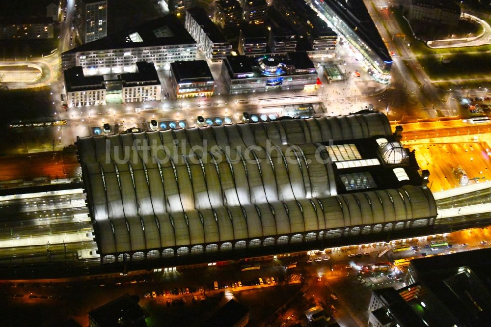 Dresden bei Nacht aus der Vogelperspektive: Nachtluftbild Hauptbahnhof Dresden der Deutschen Bahn in Dresden im Bundesland Sachsen, Deutschland