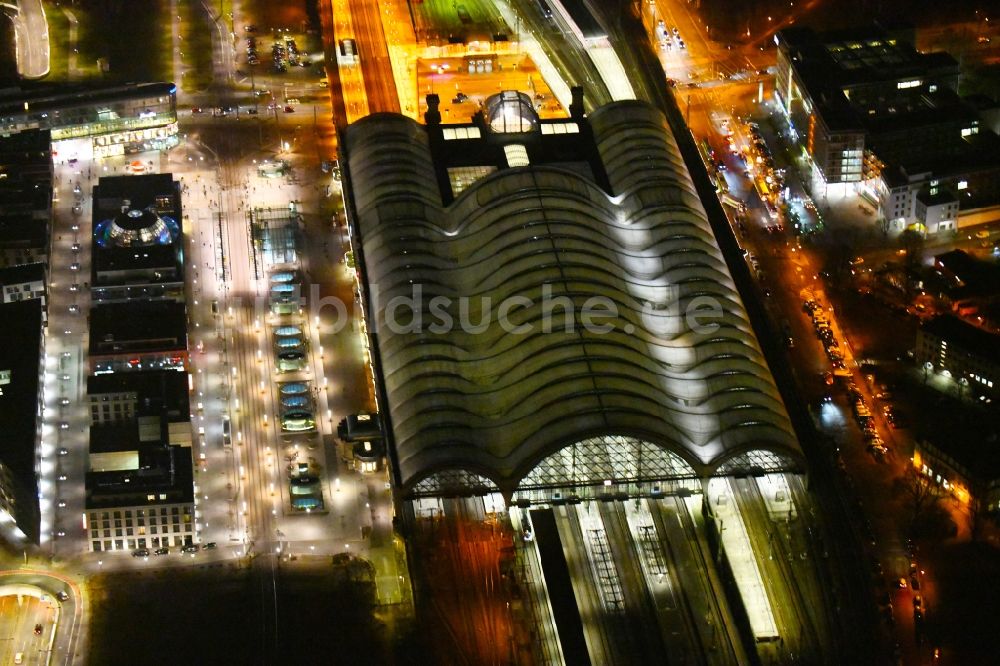 Dresden bei Nacht aus der Vogelperspektive: Nachtluftbild Hauptbahnhof Dresden der Deutschen Bahn in Dresden im Bundesland Sachsen, Deutschland