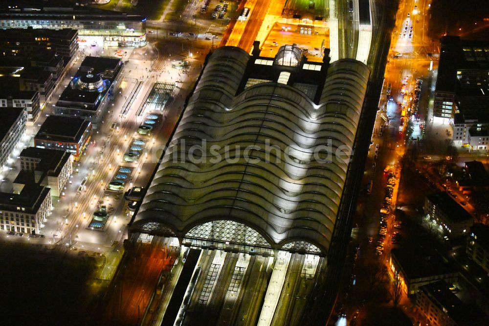 Nacht-Luftaufnahme Dresden - Nachtluftbild Hauptbahnhof Dresden der Deutschen Bahn in Dresden im Bundesland Sachsen, Deutschland