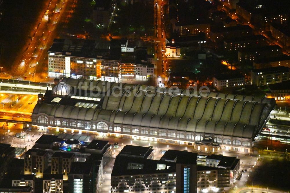 Dresden bei Nacht von oben - Nachtluftbild Hauptbahnhof Dresden der Deutschen Bahn in Dresden im Bundesland Sachsen, Deutschland