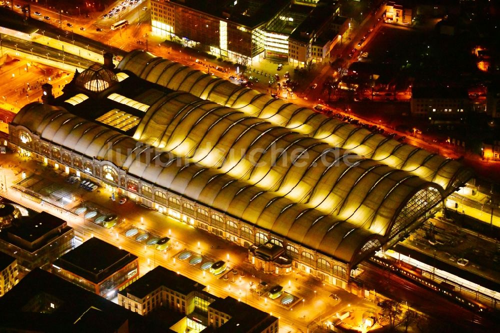 Nacht-Luftaufnahme Dresden - Nachtluftbild Hauptbahnhof Dresden der Deutschen Bahn in Dresden im Bundesland Sachsen, Deutschland